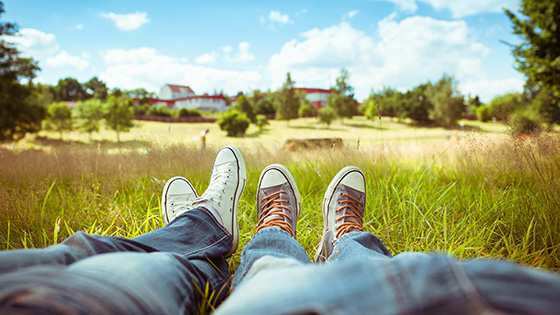 Junge Menschen blicken in die Zukunft