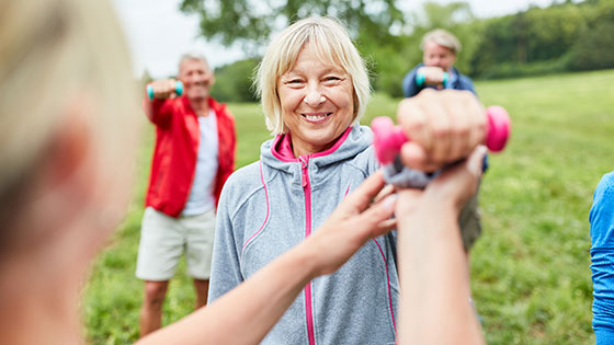 Frau macht Fitnessübungen