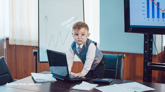baby mit brille rechnet