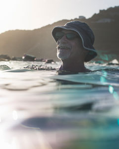 Älterer Mann im Wasser