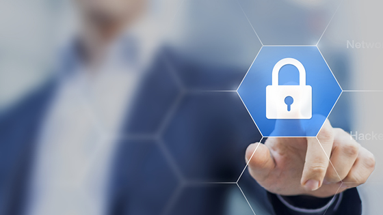 Mann tippt auf virtuelles Schloss