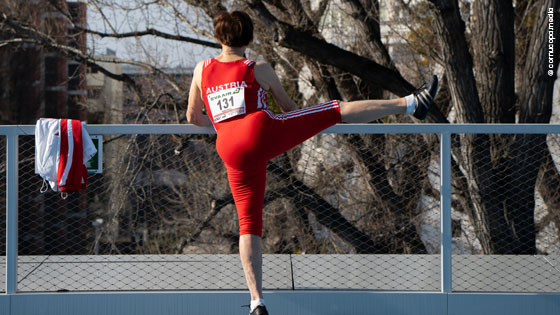 Frau wärmt sich auf vor dem Sport