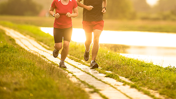zwei laufende Menschen