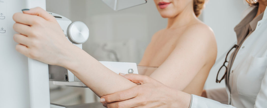 Frau bei Mammografie