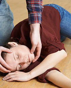 Frau in stabiler Seitenlage