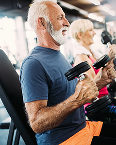 Älterer Mann beim Hanteltraining