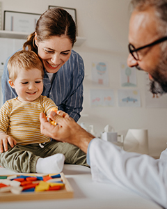 Mutter mit Kind beim Arzt