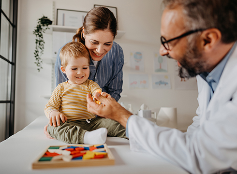 Mutter mit Kind beim Kinderarzt 