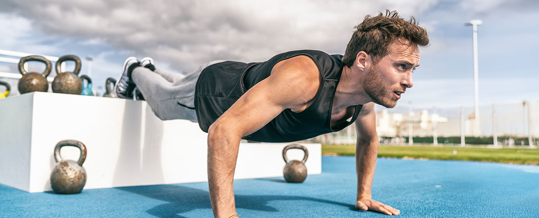 Mann beim Liegestütz machen