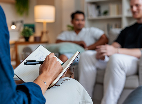 Zwei Männer sitzen beim Beziehungscoach