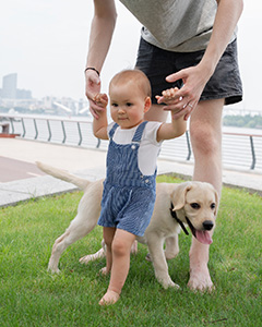 Kleinkind geht erste Schritte