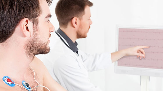 Mann bei der Ergometrie