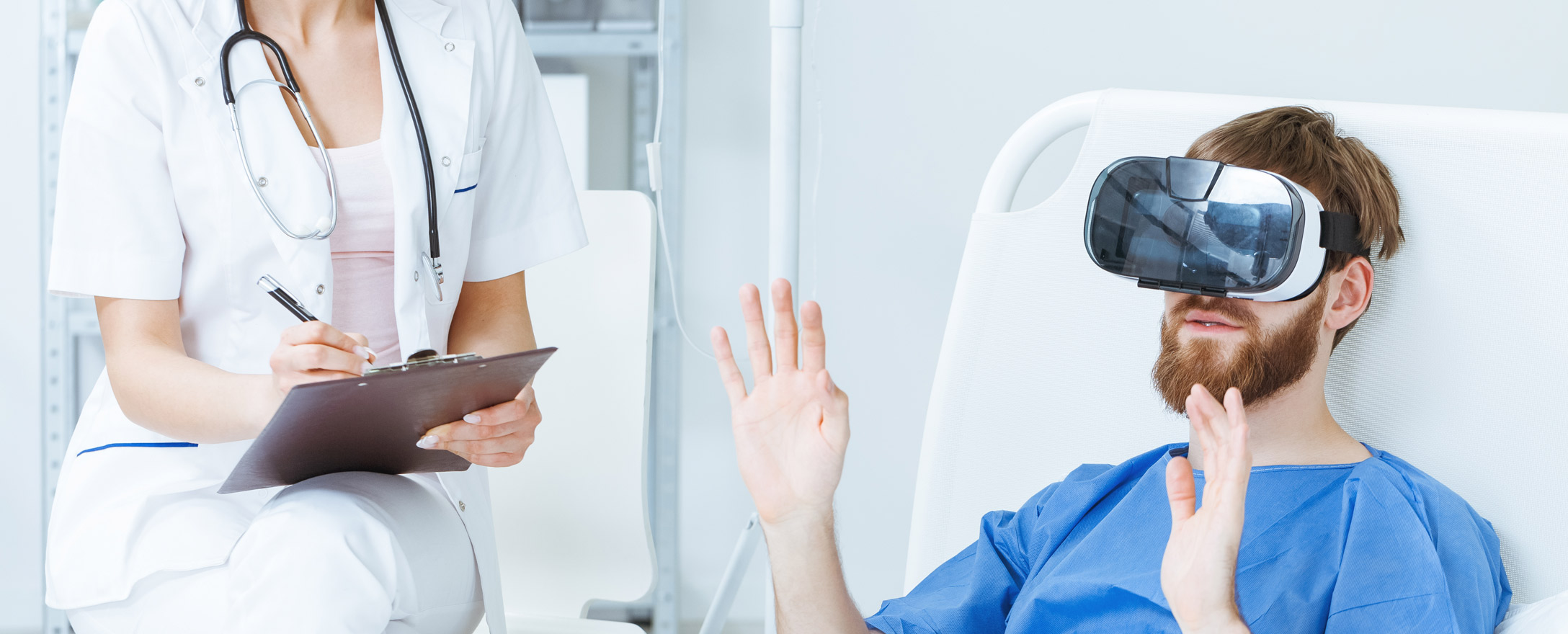 Patient mit VR Brille spricht mit Ärztin