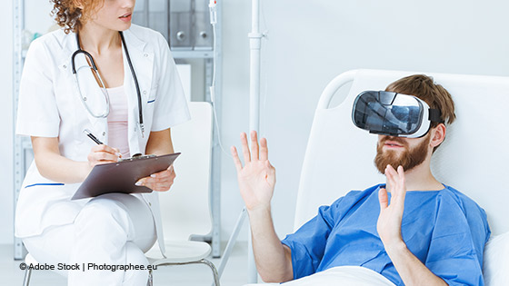 patient mit vr brille spricht mit aerztin