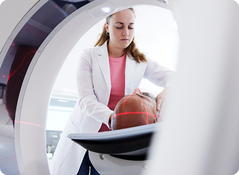 Patient lässt ein MRT machen. Ärztin kümmert sich um ihn.