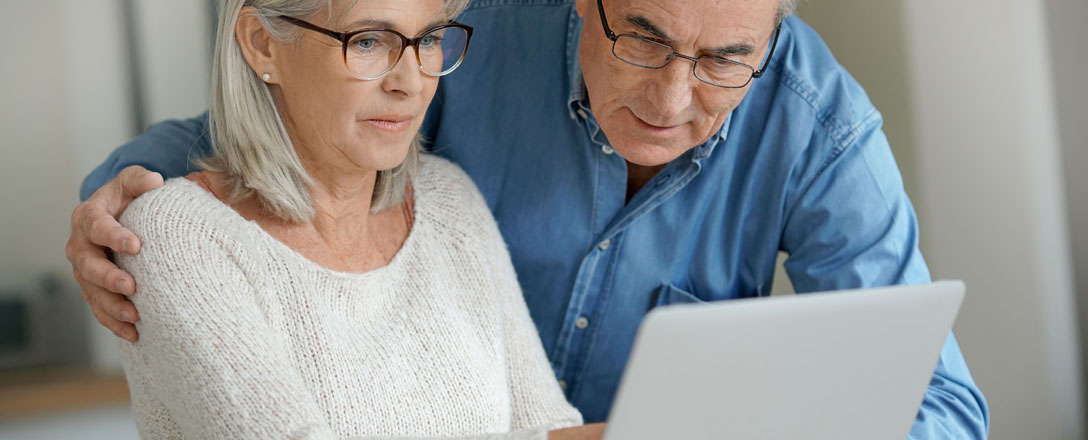 Älteres Paar informiert sich über das ELGA Portal