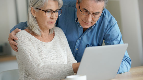 älteres Paar vor dem Laptop