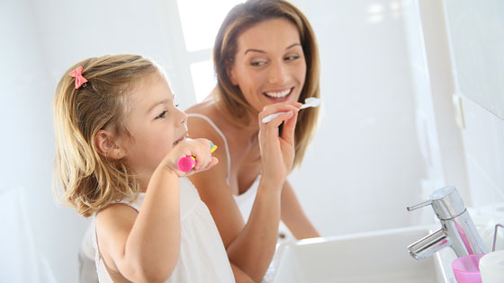 Mutter und Tochter beim Zähneputzen