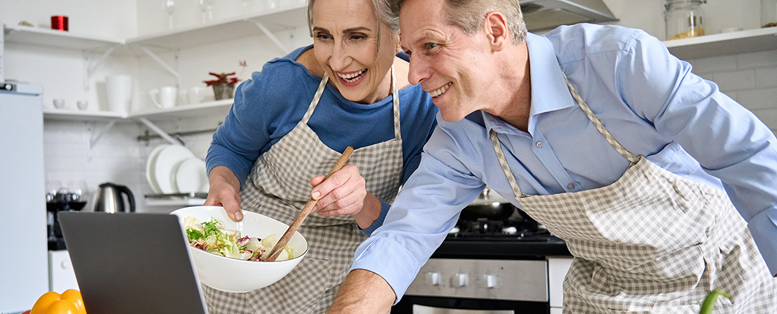 Seniorenpaar beim Kochen