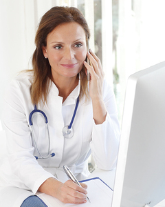 Ärztin beim Telefonieren