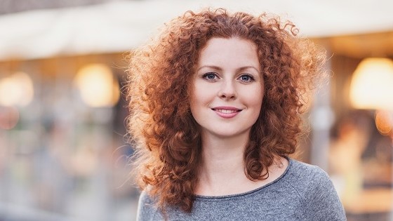 Frau lächelt in die Kamera