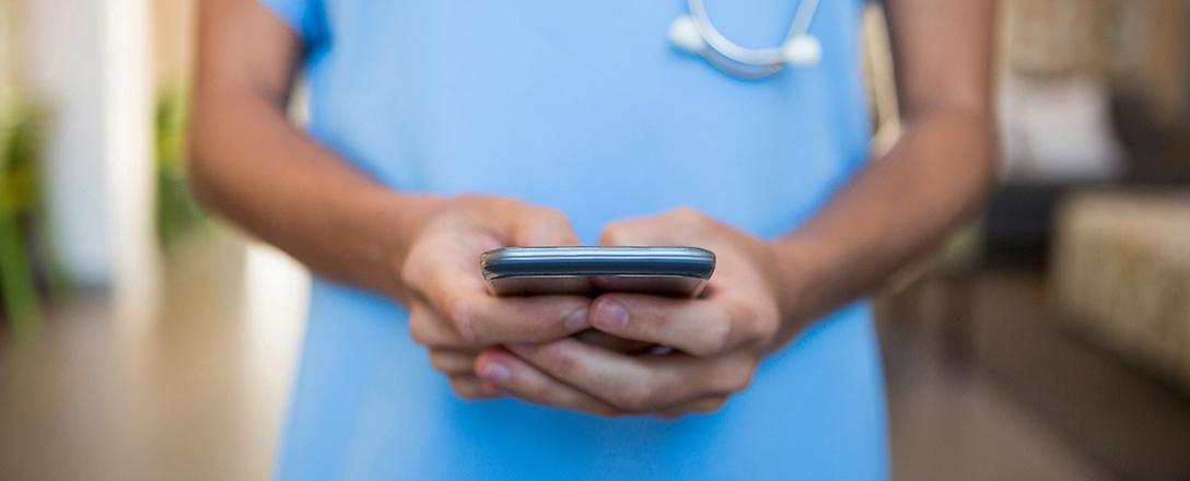 Arzt hält Smartphone