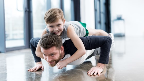 Vater trainiert mit Sohn