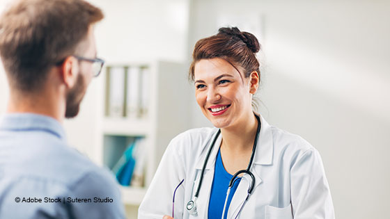 aerztin bei patientengespraech