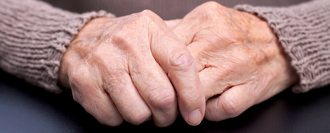 Hände einer älteren Person