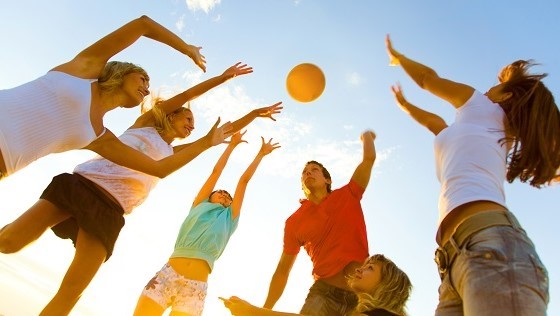 Freunde beim Volleyball spielen
