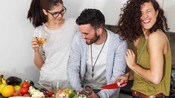 Junge Leute beim Kochen
