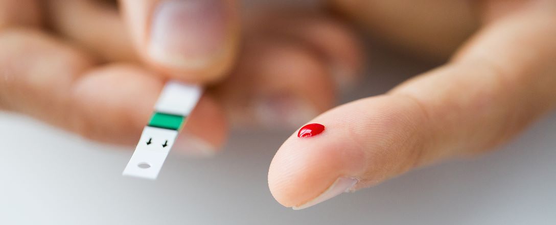 Close-up von Finger und Messsystem für Diabetiker