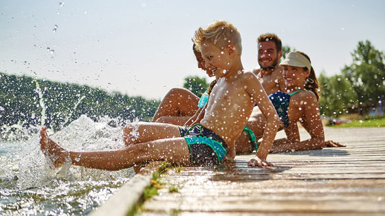 Kinder spielen am Wasser