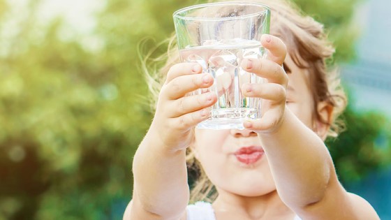 Mädchen mit Wasserglas