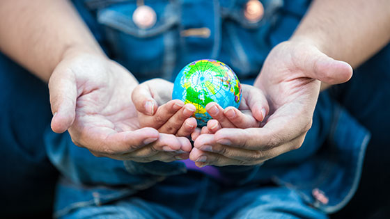 Hände halten Weltkugel