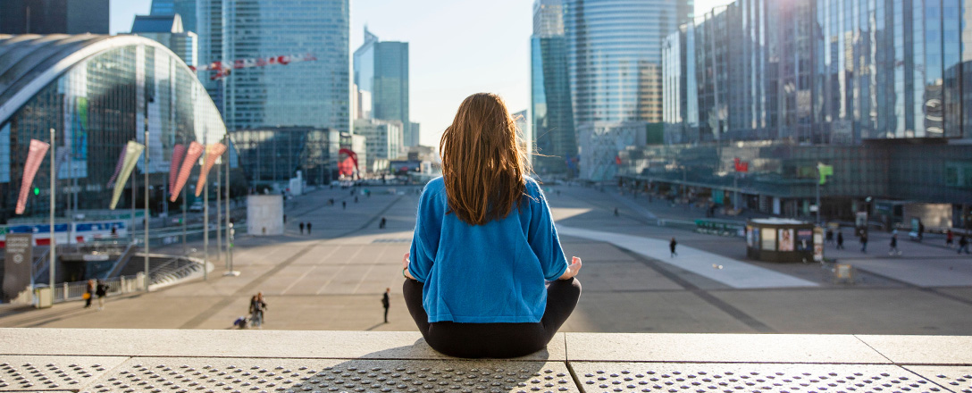 Frau sitzt auf einer Treppe