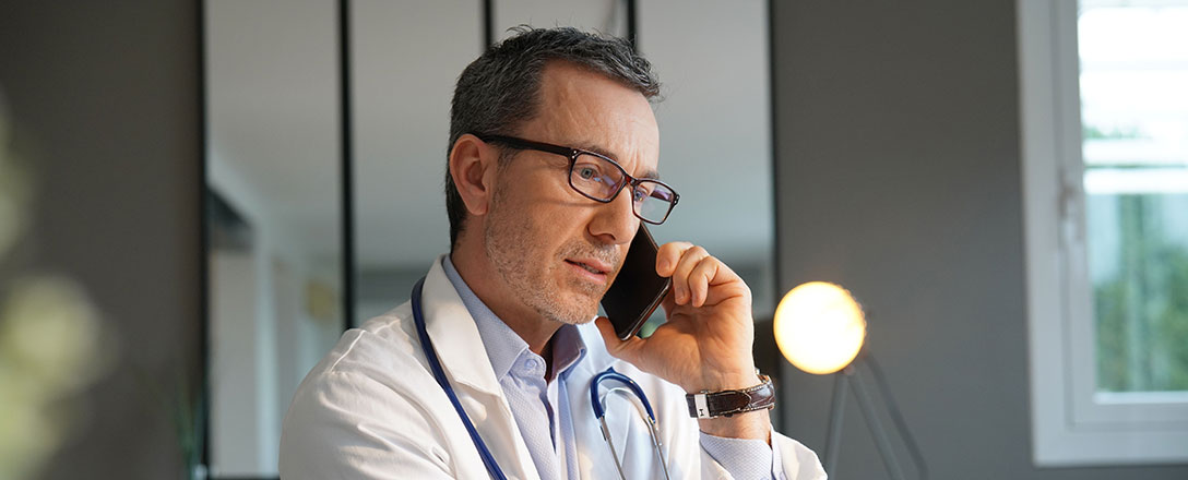 Arzt beim Telefonieren