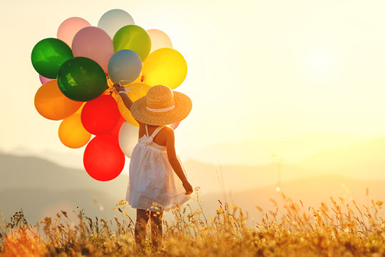 Kind mit Luftballons