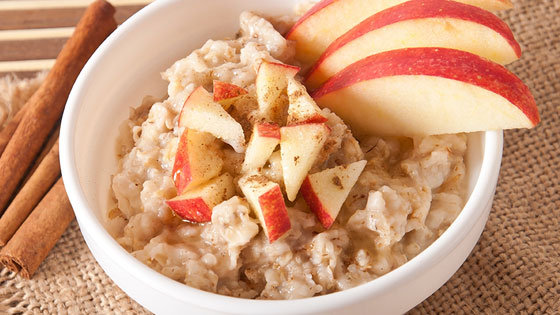 Schale mit Dinkelbrei und Äpfeln