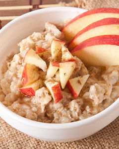 Schale mit Dinkelbrei und Äpfel