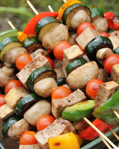 Spieße mit Gemüse und Tofu