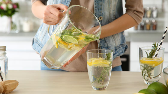 Krug mit Wasser und Zitrone