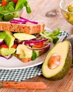 Power-Sandwich mit Hühnerbrust und viel Gemüse