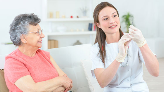 Eine Frau mit ihrer Ärztin.