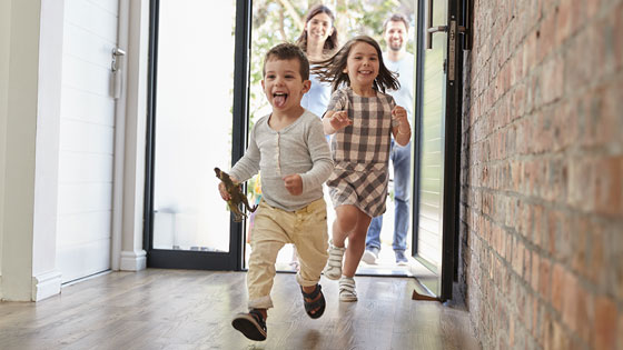 Familie läuft ins Haus.