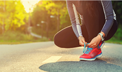 Frau isst eine Banane nach dem Sport.