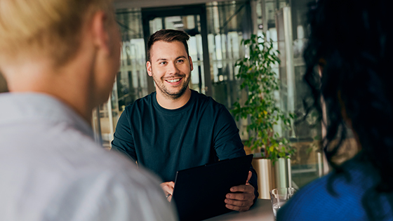 Bewerber bei Vorstellungsgespräch