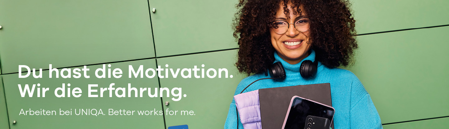 lächelnde weibliche Lehrling mit Laptop und Block im Arm