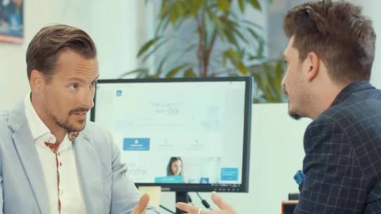 UNIQA Berater im Gespräch mit Kundem