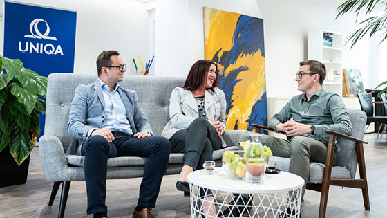 3 Personen beim Beratungsgespräch